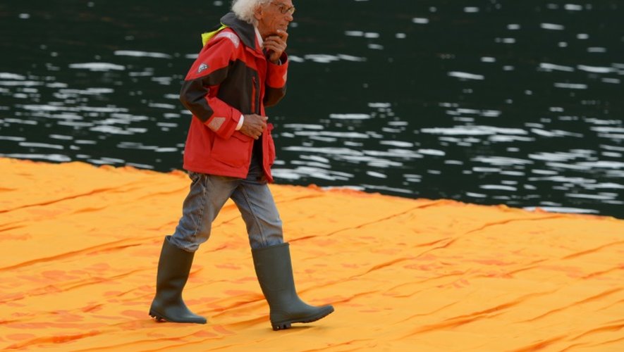 L'artiste Christo Vladimirov Javacheff parcourt les "Floating Piers", sur le lac Iseo en Italie, le 16 juin 2016