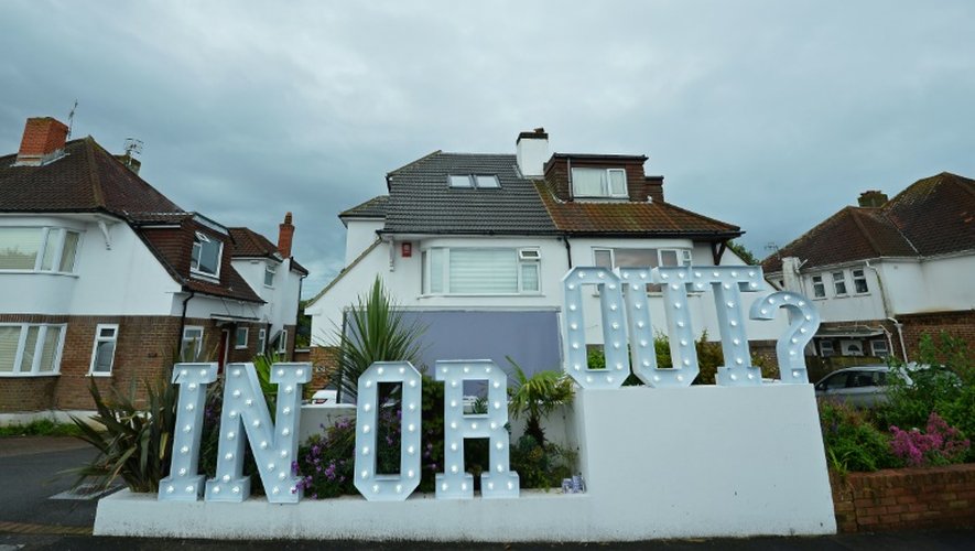 Une installation illuminée "In or Out" (dedans ou dehors) devant une maison à Hangleton près de Brighton le 23 juin 2016