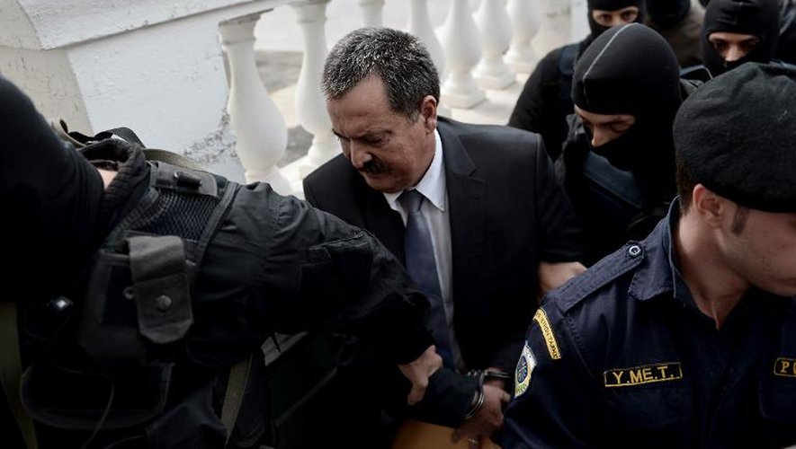 Le député d'Aube dorée Christos Pappas escorté vers le tribunal d'Athènes où il doit comparaître devant un juge d'instruction, le 3 octobre 2013