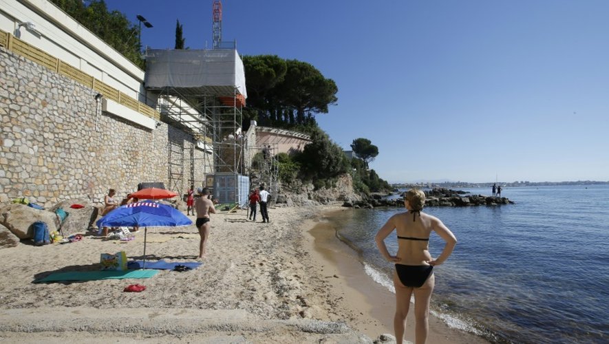 Des baigneurs sur une plage de Vallauris, près de la villa du roi d'Arabie saoudite, dans le sud-est de la France, le 3 août 2015