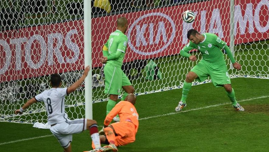 Le milieu allemand Mesut Ozil (g) marque le 2e but de l'Allemagne face à l'Algérie et envoie la Mannschaft en quart de finale, le 30 juin 2014 à Porto Alegre