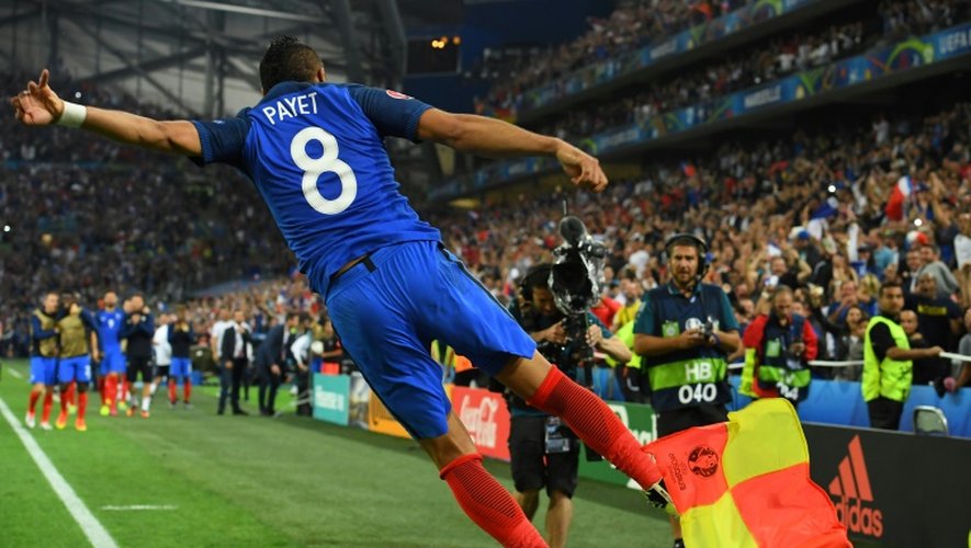 Le Français Dimitri Payet fête son but contre l'Albanie lors de l'Euro, le 15 juin 2016 à Marseille