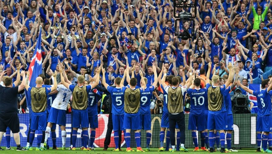 Les Islandais fêtent leur qualification en 8e de l'Euro avec leurs supporters, le 22 juin 2016 au Stade de France