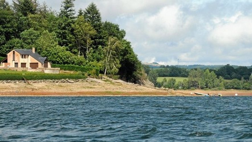 La loi littorale interdit toute construction sur une bande de cent mètres au plus haut des eaux. Même à Pareloup.