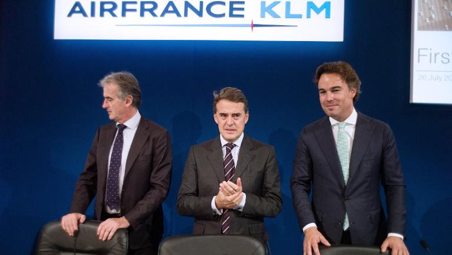 Le PDG d'Air France KLM Alexandre de Juniac (C) entre le PDG d'Air France Frederic Gagey et le PDG de  KLM Camiel Eurlings le 26 juillet 2013 à Paris
