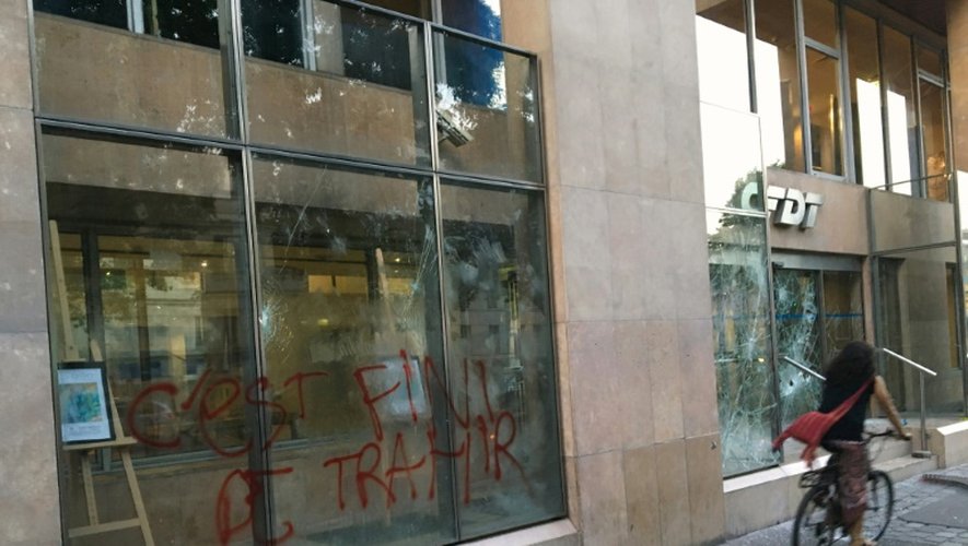 Sur les vitres du siège de la CFDT, une inscription en lettres rouges : "C'est fini de trahir", à Belleville, dans l'est parisien, le 23 juin 2016