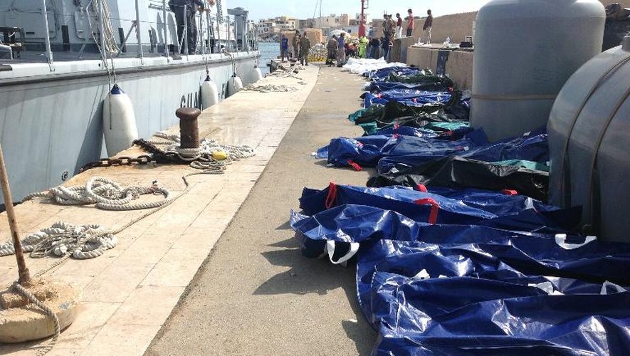 Photo fournie par l'agence de santé de Palerme montrant des corps de migrants alignés le 3 octobre 2013 sur un quai du port de Lampedusa