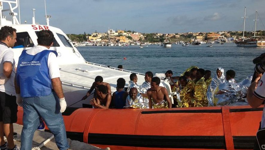 Photo fournie par l'agence de santé de Palerme montrant des rescapés du naufrage ramenés sur l'île italienne de Lampedusa, le 3 octobre 2013