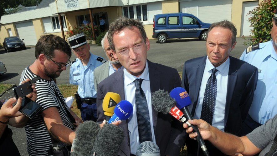Le procureur-adjoint de Vannes, Yann Le Bris (C) s'adresse aux journalistes, le 2 août 2015 à Rohan