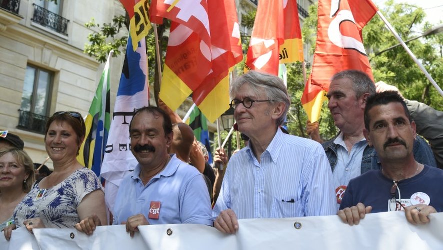 Le leader de la CGT, Philippe Martinez (2e en partant de la gauche) et celui de FO Jean-Claude Mailly (2e en partant de la droite), le 23 juin 2016 à Paris