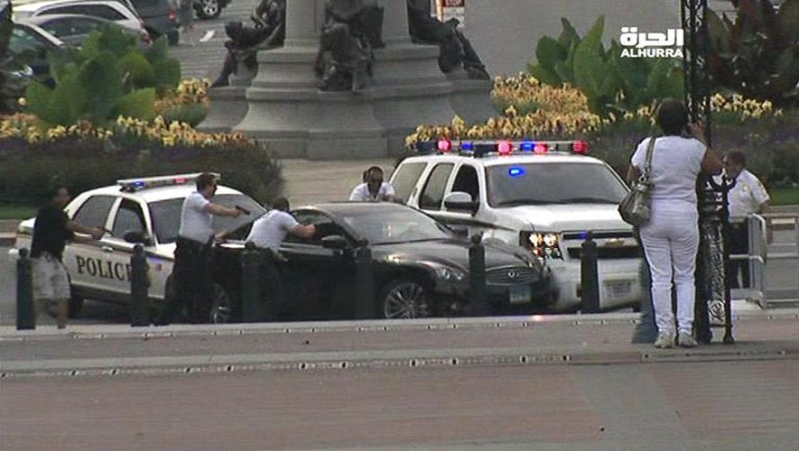 Capture d'écran d'Alhurra Télévision montrant des voitures de police autour du véhicule impliqué dans une course poursuite le 3 octobre 2013 à Washington