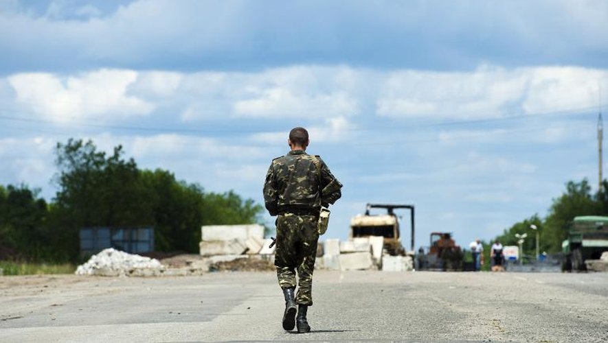 Un soldat pro russe à l'entrée de la ville de Metalist près de Lugansk en Ukraine, le 28 juin 2014