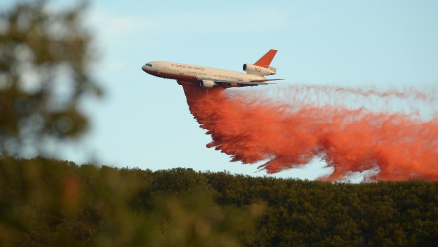 Un avion bombardier d'eau lutte contre un incendie dans le comté de Lake (Californie), le 2 août 2015
