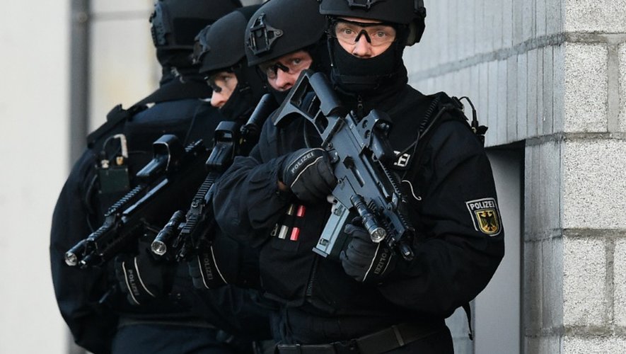 Des policiers allemands à Berlin, le 16 décembre 2015