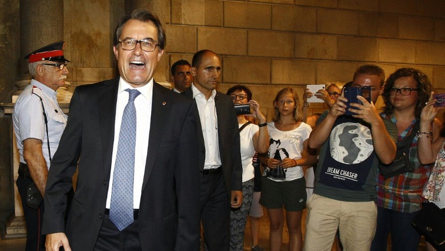 Le président de la Catalogne Artur Mas quitte son bureau à Barcelone, le 3 août 2015 après avoir signé un décret appelant à des élections régionales pour le 27 septembre 2015