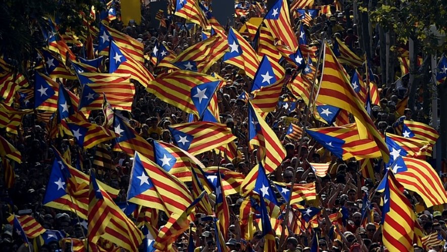 Une manifestation d'indépendantistes catalans brandissant le drapeau indépendant catalan, le 11 septembre 2014 à Barcelone