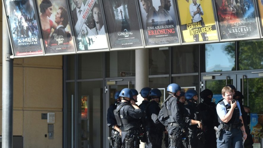 Des forces de l'ordre devant un cinéma de Viernheim où un homme armé s'était retranché, le 23 juin 2016