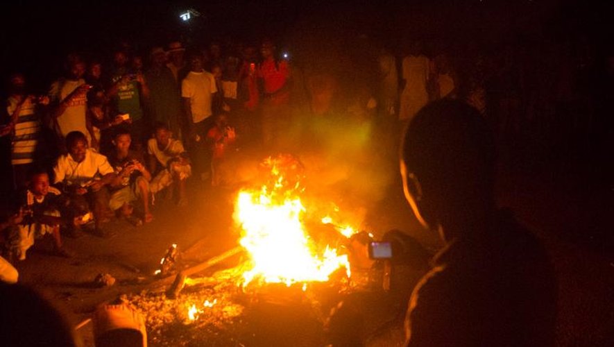 Un homme est brûlé après avoir été lynché le 3 octobre 2013 à Nosy Be à Madagascar