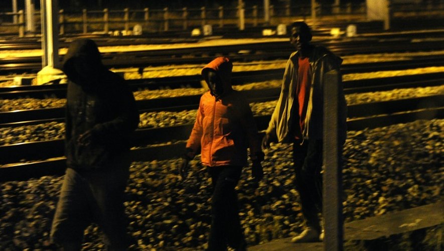 Des migrants près du terminal d'Eurotunnel le 2 août 2015 à Calais
