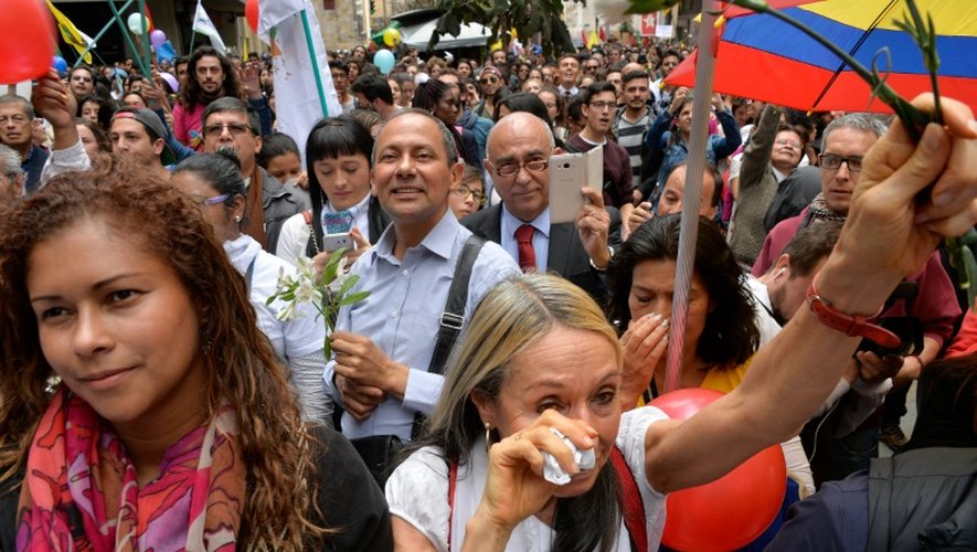 Plusieurs centaines de colombiens rassemblées en fin de matinée devant un écran géant installé dans le centre-ville de Bogota, le 23 juin 2016