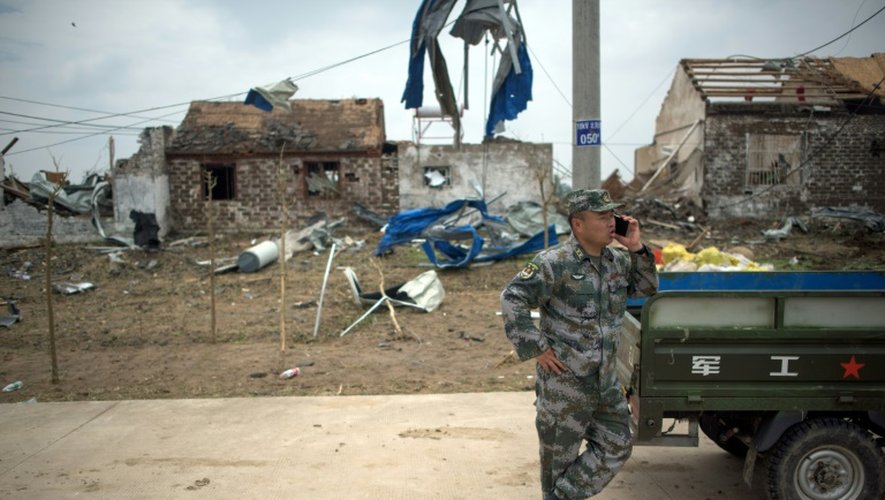 Un soldat au milieu des décombres le 24 jin 2016 à Funing en Chine