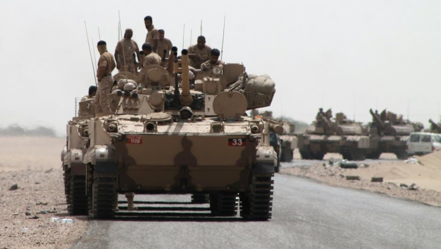 Chars et véhicules des forces loyalistes déployés le 3 août 2015 près d'Aden
