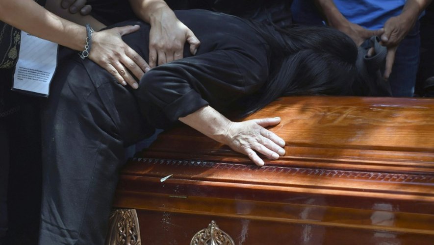 La mère du photoreporter mexicain Ruben Espinosa lors des obsèques de son fils dans un cimetière de Mexico, le 3 août 2015