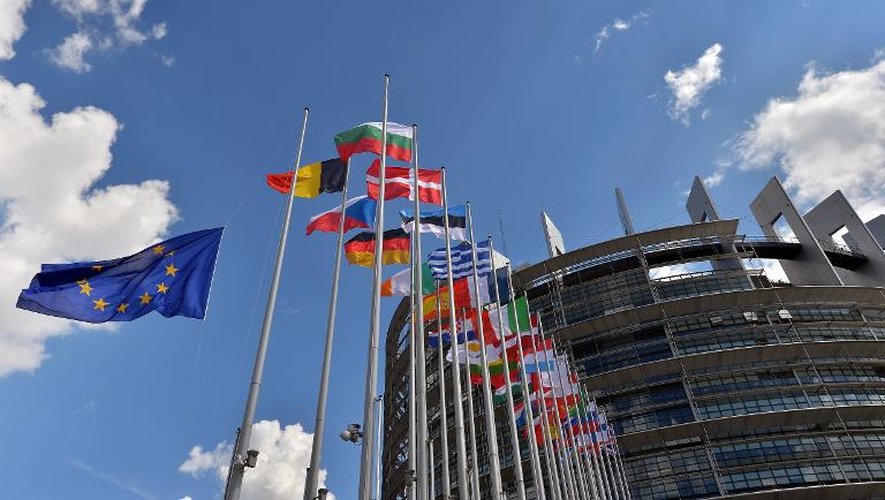 Le drapeau étoilé rejoint ceux des nations de l'Union européenne le 30 juin 2014 devant la parlement de Strasbourg, pour marquer la session inaugurale du parlement à partir de mardi 1er juillet 2014