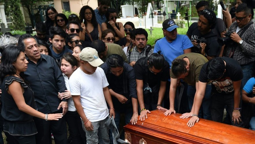 Des proches et des amis du  photoreporter mexicain Ruben Espinosa lors de ses obsèques dans un cimetière de Mexico, le 3 août 2015