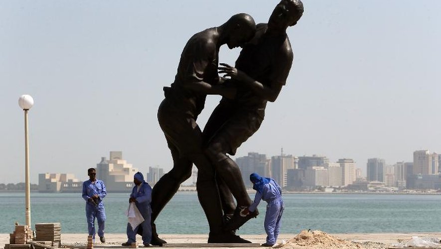 La statue immortalisant le "Coup de tête" de Zinedine Zidane à Marco Materazzi, exposée sur la corniche de Doha au Qatar, le 4 octobre 2013