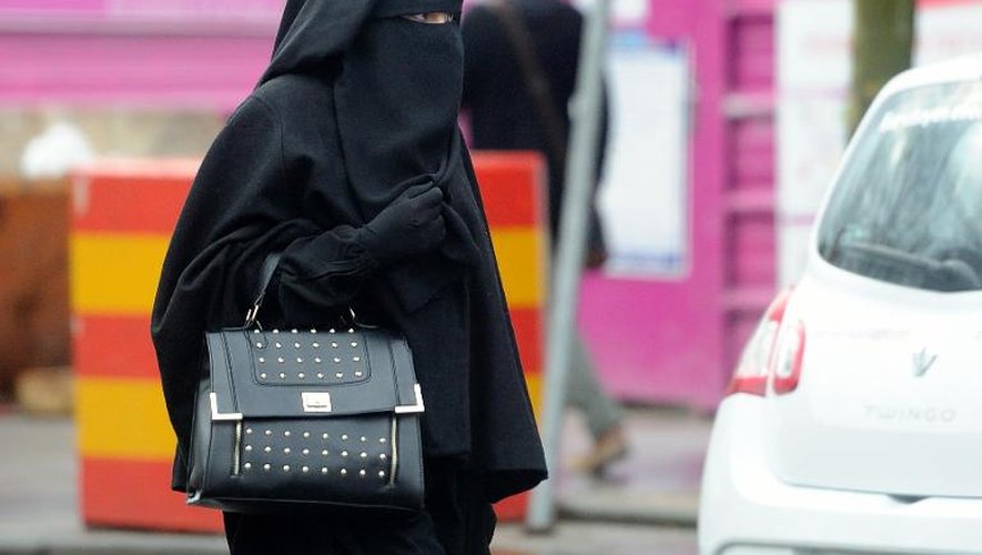 Une femme vêtue d'une forme de voile islamique intégral, le niqab, dans une rue de Roubaix dans le nord de la France, le 9 janvier 2014