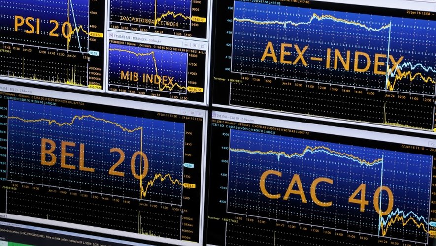 Ecrans d'indices boursiers européens  dans la salle des marchés d'Euronext à la Défense, le 24 juin 2016