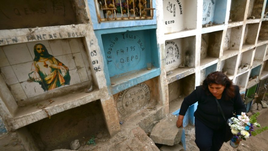 Une femme le 19 juillet 2015 au milieu des tombes du cimetière Santa Rosa à Callao dans la la périphérie pauvre de Lima