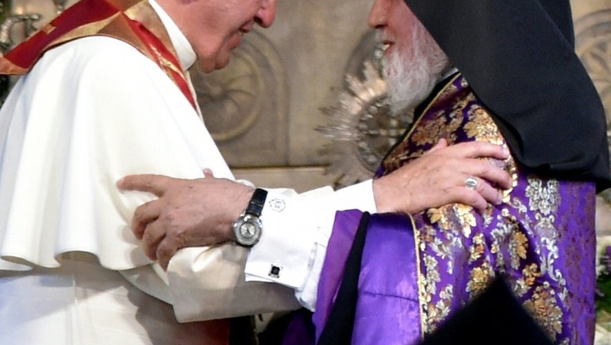 Le chef de l'Eglise apostolique arménienne, le Catholikos Karekine II, reçoit le pape dans sa cathédrale d'Etchmiadzin près d'Erevan, le 24 juin 2016