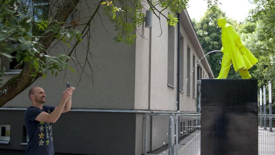 Pourquoi si petite, la statue de Lénine urinant? "le but était de réduire l'idéologie à une taille liliputienne" explique Maciej Mizian, historien d'art au musée de Nowa Huta en Pologne où la statue, photographiée le 24 juin 2014, est déposée