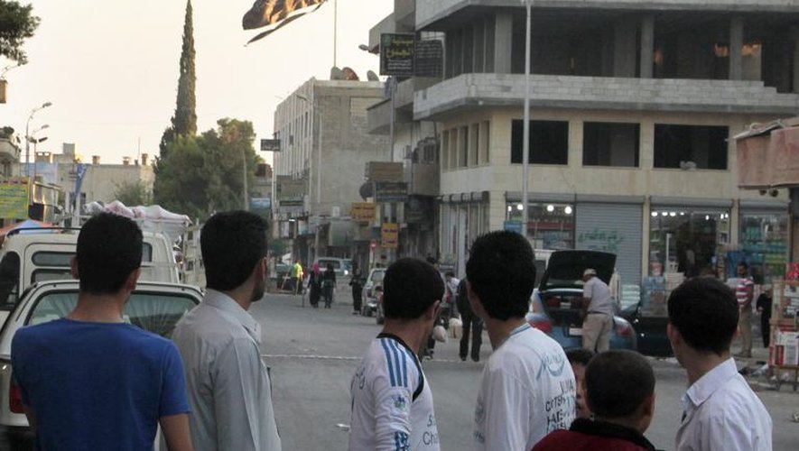 Des jihadistes font flotter leur drapeau sur la ville de Raqqa, le 28 septembre 2013