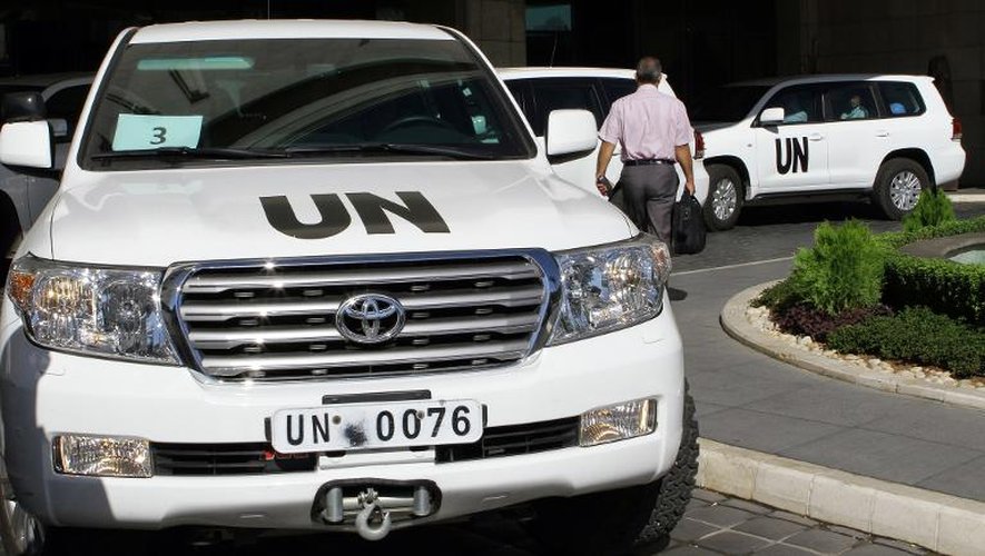 Des véhicules de l'ONU transportant les inspecteurs chargés du démantèlement des armes chimiques quittent leur hôtel de Damas le 3 octobre 2013