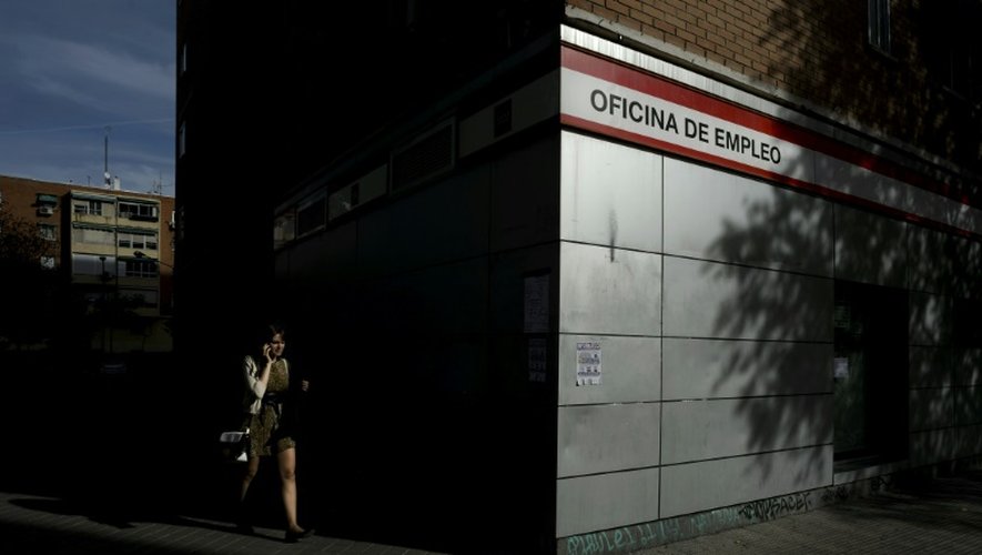 Une femme quitte une agence pour l'emploi à Madrid, le 23octobre 2014