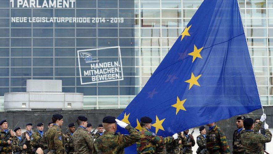 Le 30 juin 2014, à la veille de la session inaugurale du nouveau parlement européen à Strasbourg, levée des couleurs européennes par les soldats de l'Eurocorps