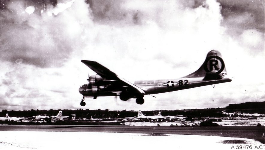L'"Enola Gay" à l'atterrissage le 6 août 1945 à Tinian