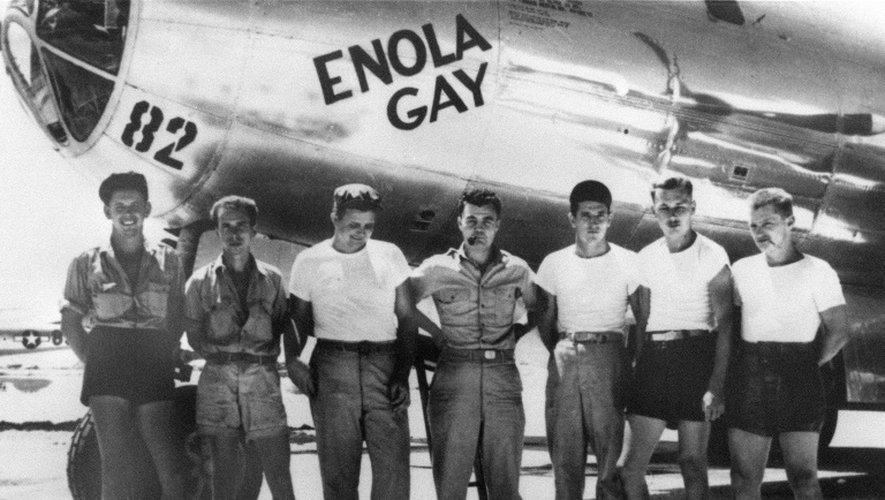 L'équipage au sol de l'Enola Gay,  devant l'avion en août 1945