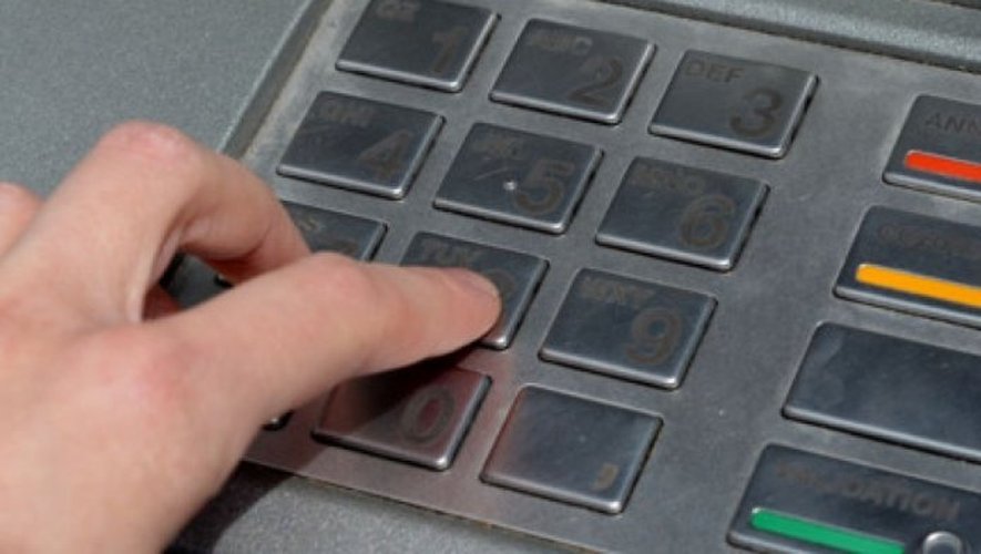 L’obligation légale de renforcer la sécurité des distributeurs automatiques, déjà peu rentables en Aveyron, fait monter la facture pour les banques.
