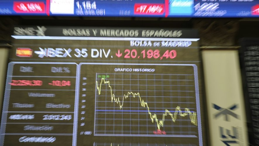 Ecran montrant la chute de l'indice boursier à Madrid, le 24 juin 2016
