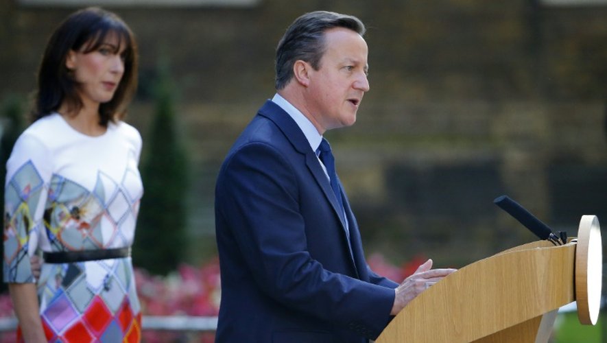 David Cameron lors d'une conférence de presse le 24 juin 2016 devant le 10 Downing Street, en compagnie de sa femme Samantha après les résultats du référendum