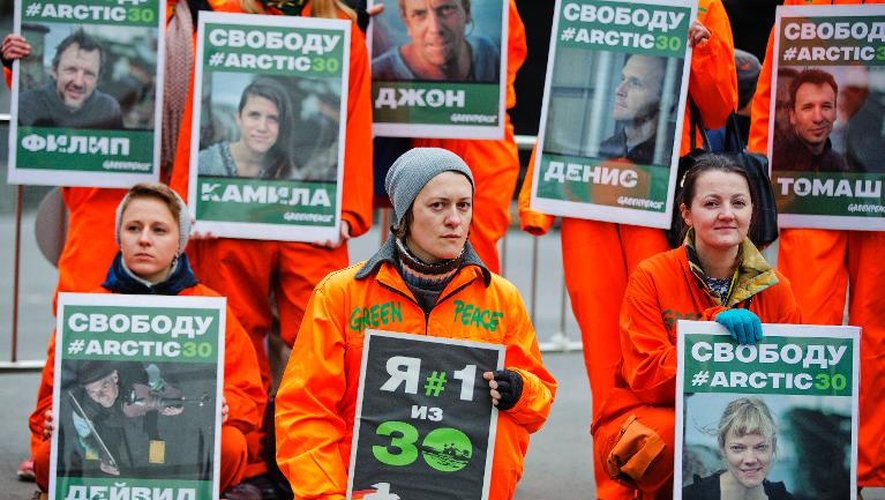 Des militants de Greenpeace manifestent pour demander la libération de leurs camarades emprisonnés, à Moscou le 5 octobre 2013