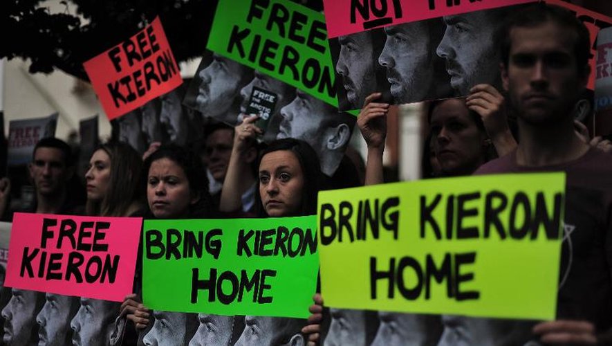 Des manifestants réclament la libération du photographe britannique Kieron Bryan devant l'ambassade russe à Londres le 5 octobre 2013