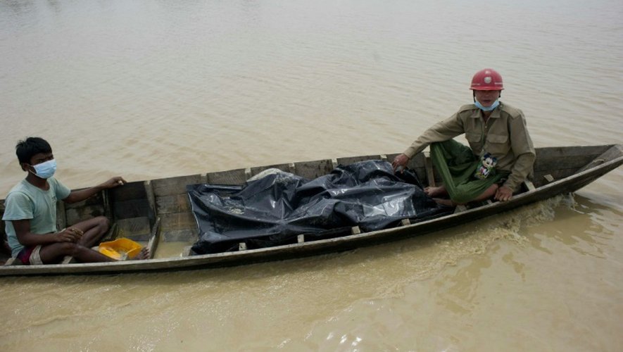 Des sauveteurs locaux transportent un corps dans un bateau près de Mrauk dans l'Etat de Rakhine en Birmanie, le 4 août 2015