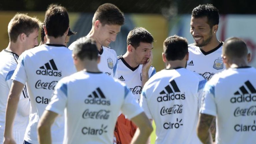 La star de l'Argentine Lionel Messi (c) entouré de ses coéquipiers lors d'un entraînement, le 28 juin 2014 à Belo Horizonte