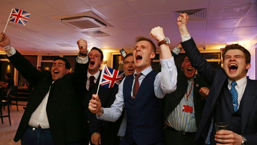 Joie des partisans du brexit à l'annonce des résultats au quartier général de la campagne "Leave.EU" le 24 juin 2016 à Londres