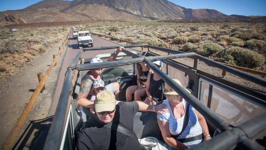 Un groupe de touristes dans le parc national El Teide, dans les Canaries, le 26 juillet 2015